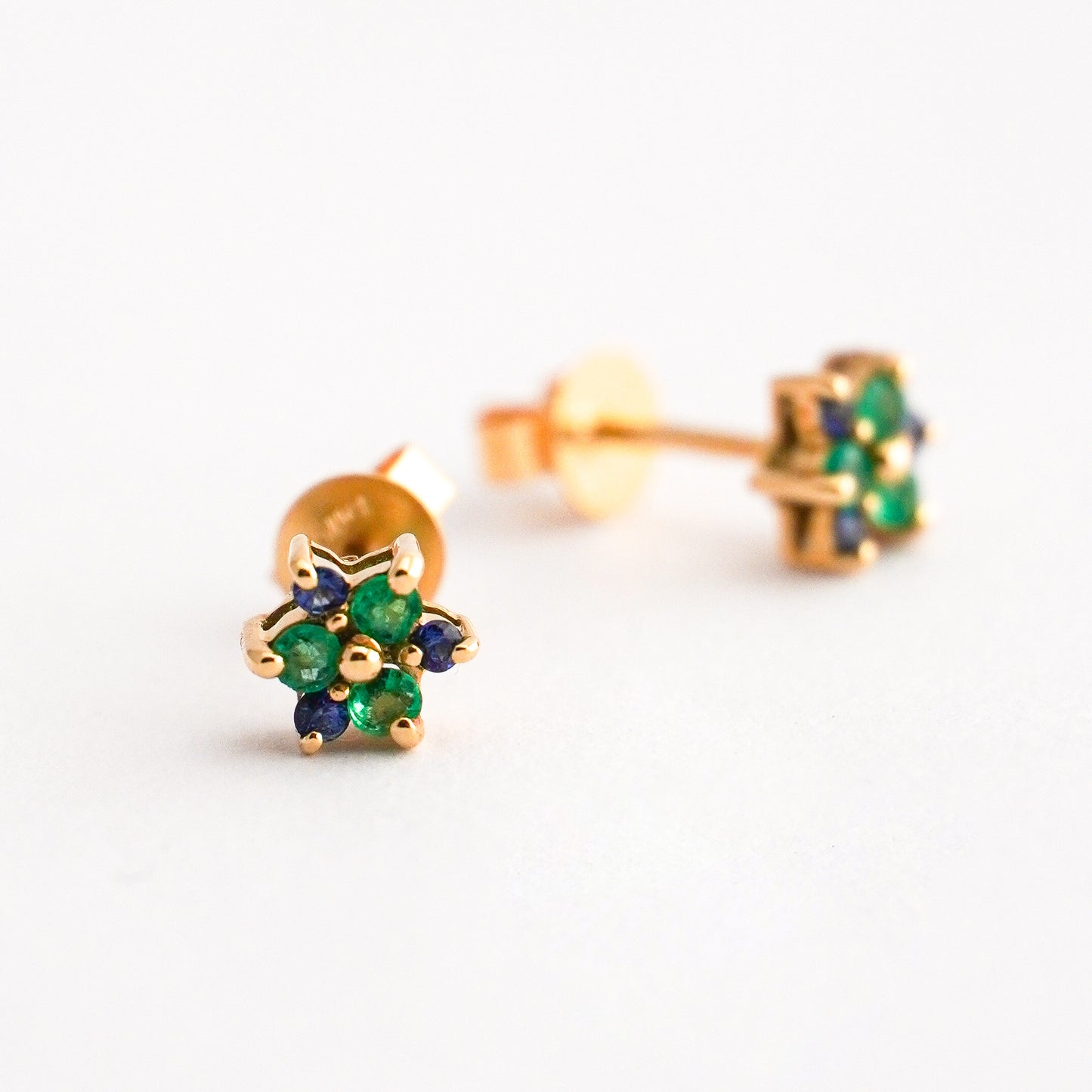 Aretes Esmeraldas Iridia con zafiros en oro 18k