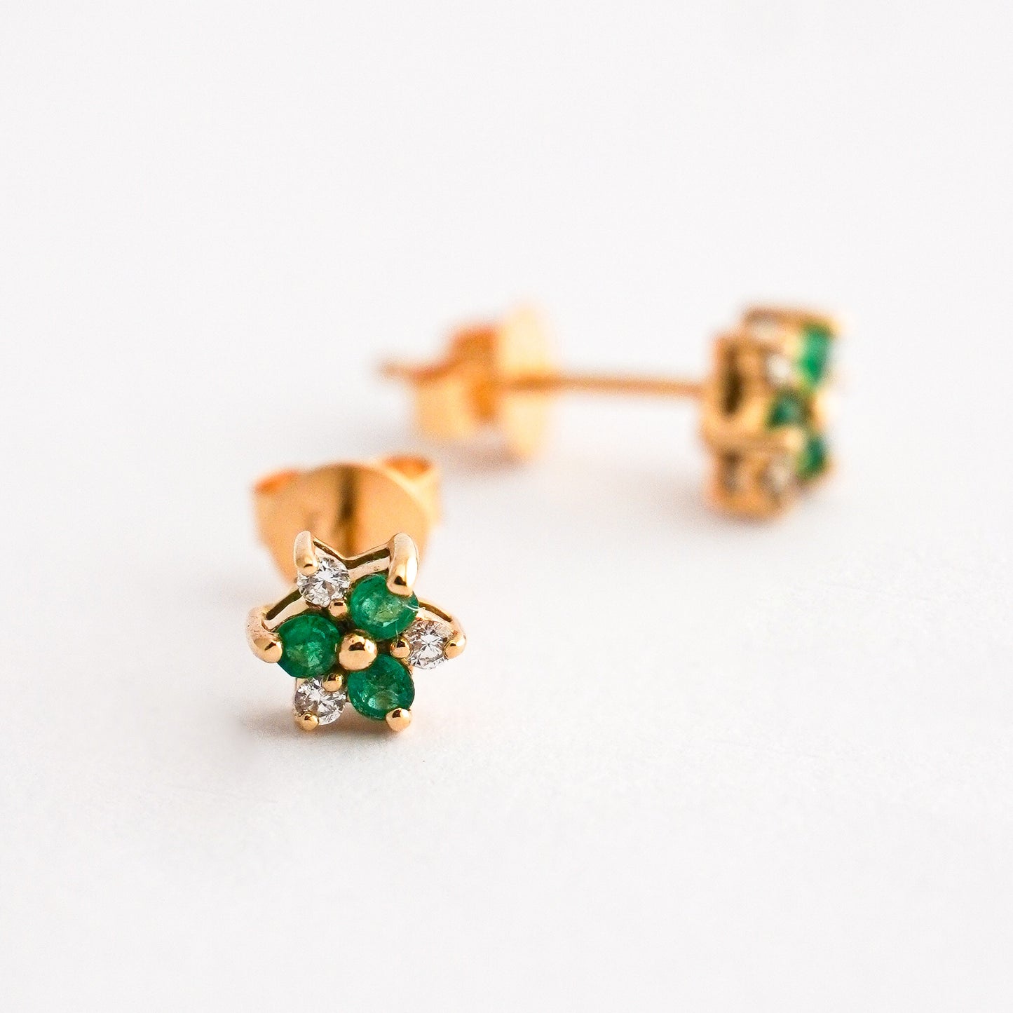Aretes Iridia con esmeraldas y diamantes naturales en oro 18k amarillo