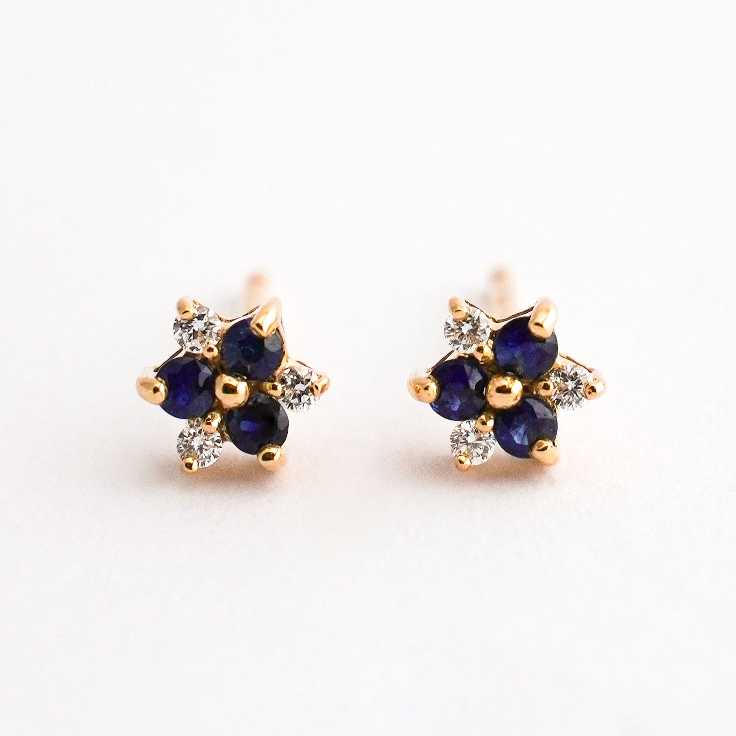 Aretes Iridia con zafiros y diamantes naturales en oro 18k amarillo