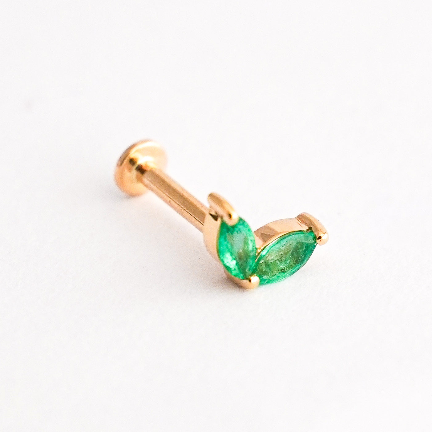 Piercing mini hojas en Oro18k con esmeraldas naturales