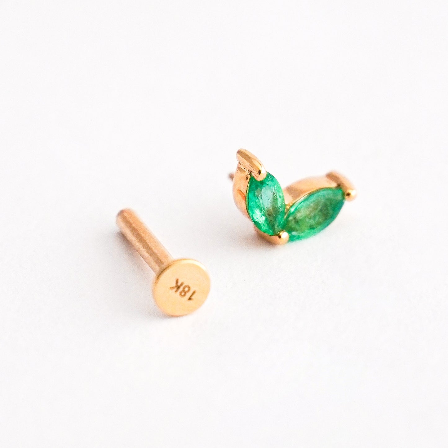 Piercing mini hojas en Oro18k con esmeraldas naturales