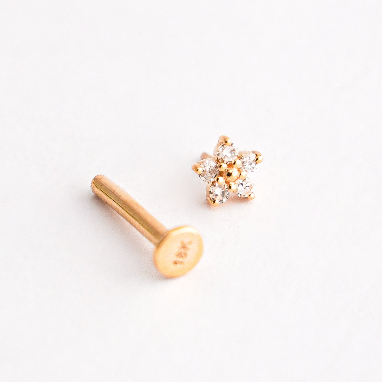 Piercing mini flor en Oro18k con diamantes naturales