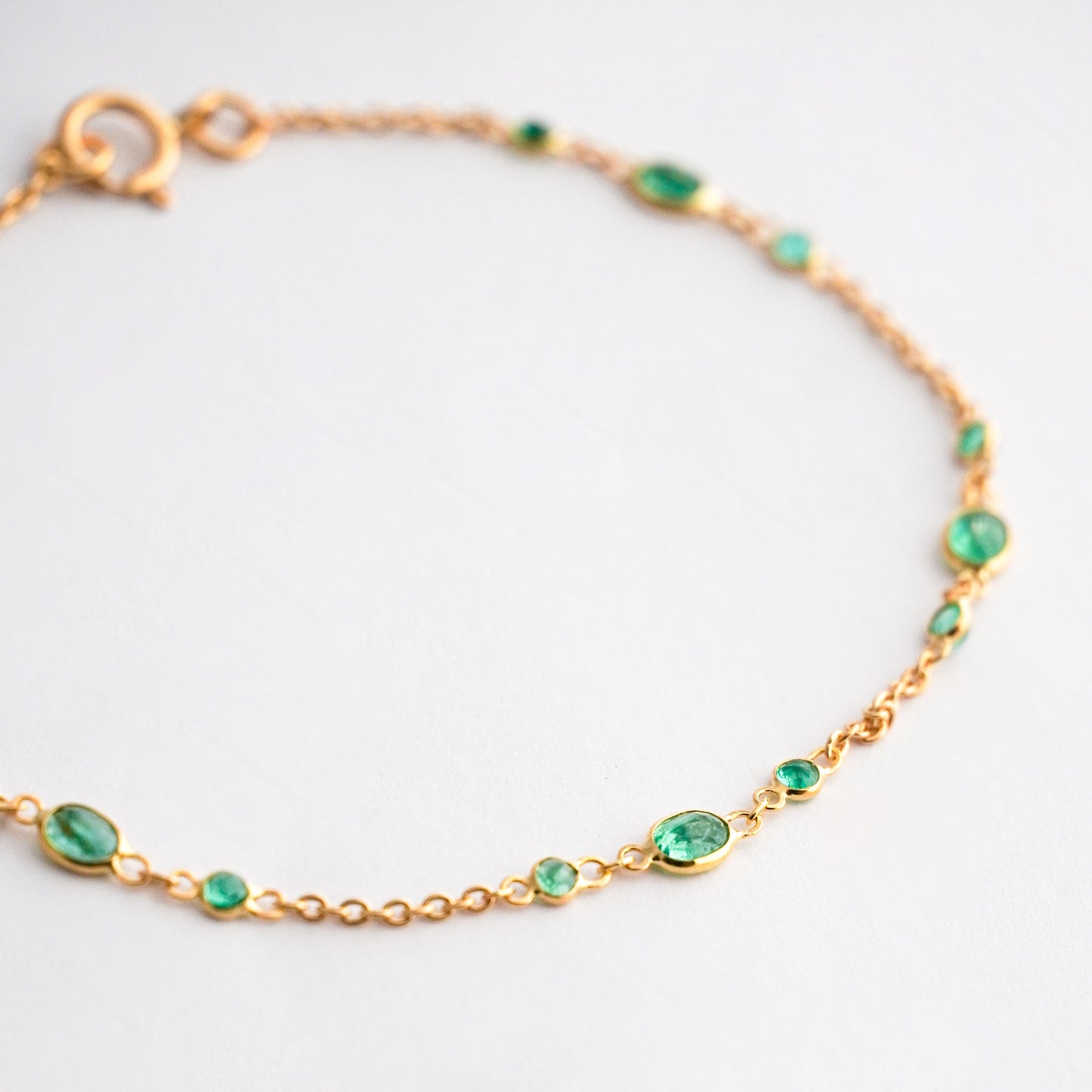 Pulsera Esmeralda trilogia en Oro 18K Amarillo