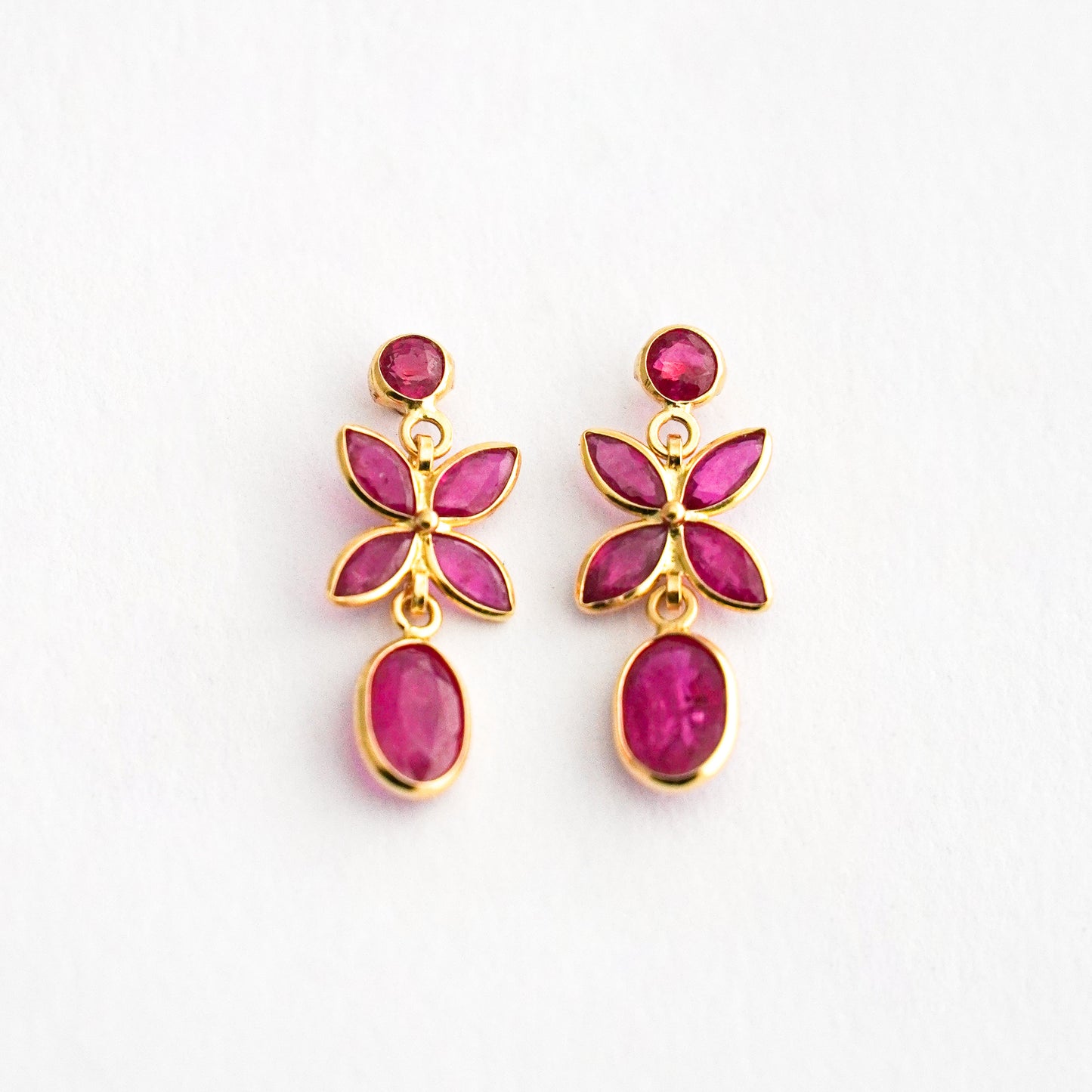 Aretes colgantes flor rubi en Oro 18K Amarillo
