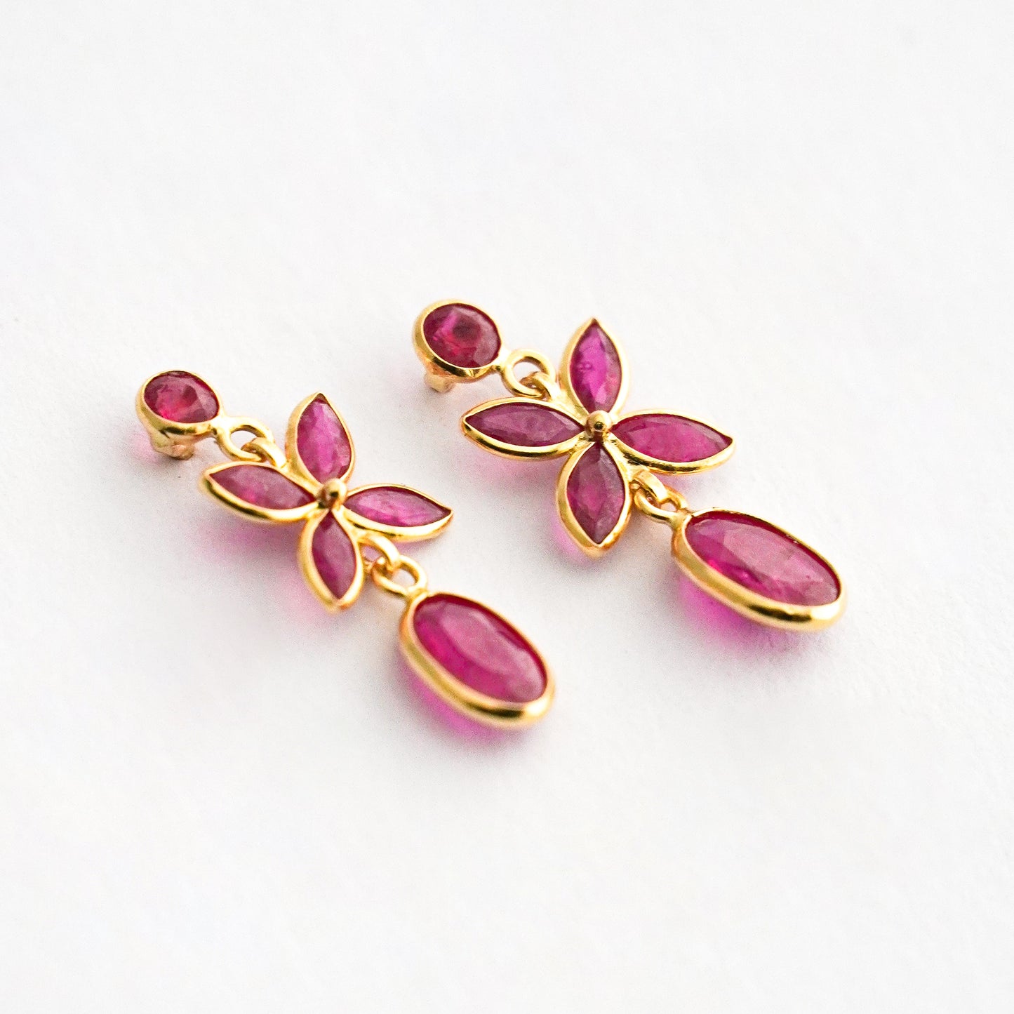 Aretes colgantes flor rubi en Oro 18K Amarillo