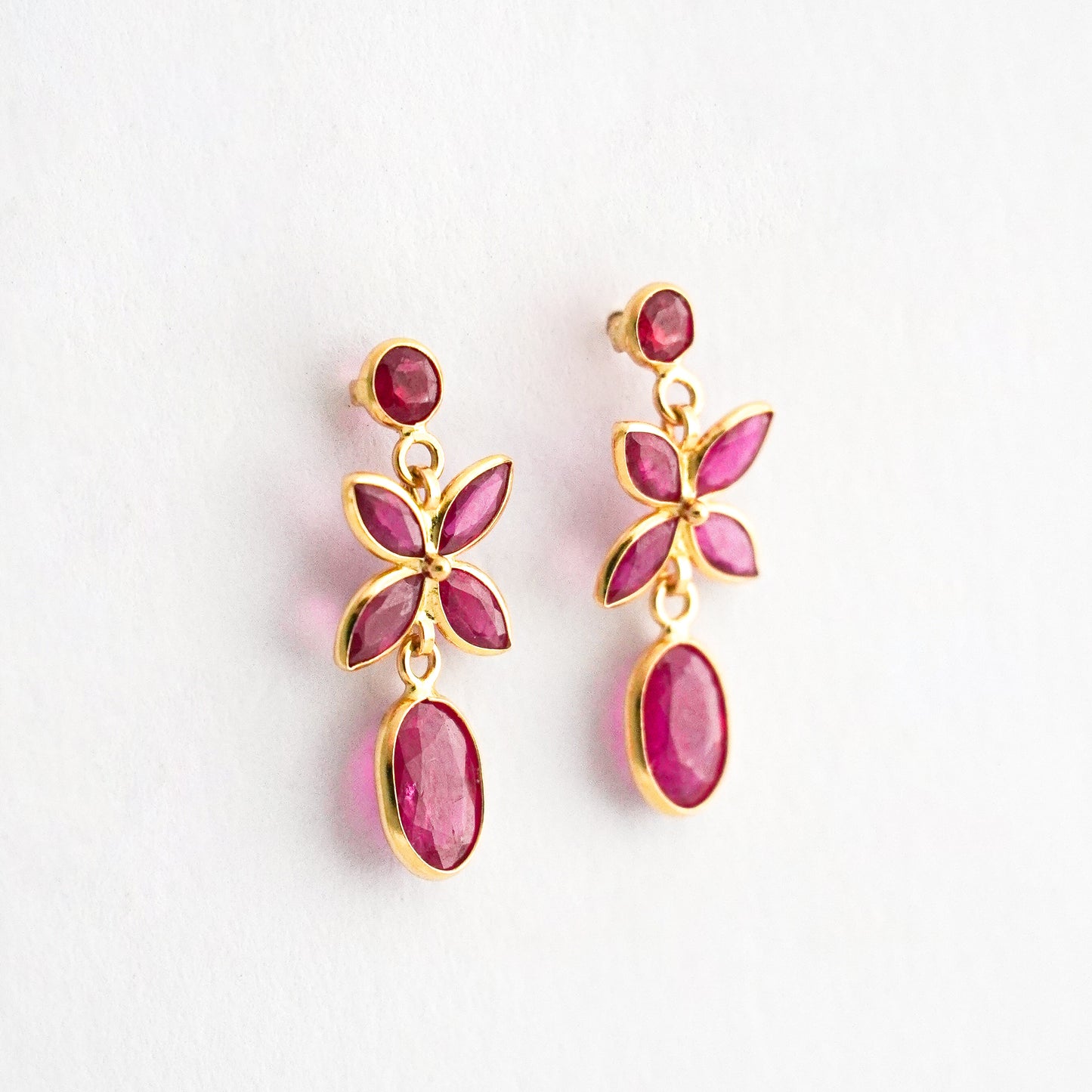 Aretes colgantes flor rubi en Oro 18K Amarillo