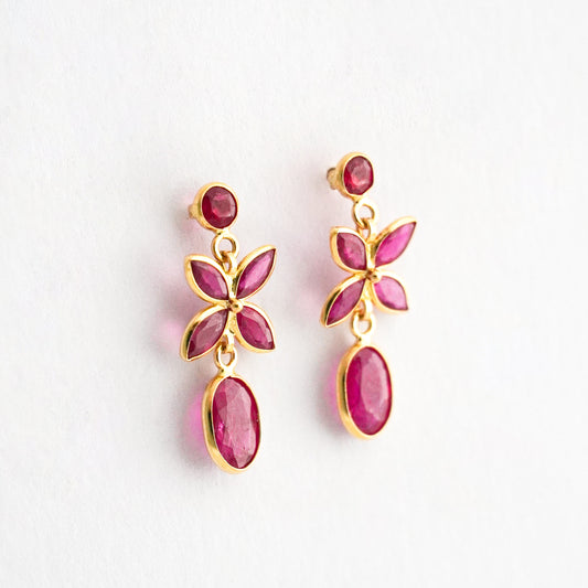 Aretes colgantes flor rubi en Oro 18K Amarillo