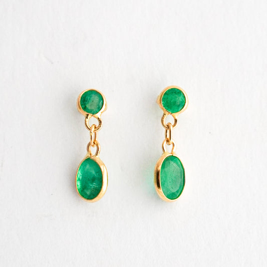 Aretes colgantes con Esmeralda en Oro 18K Amarillo
