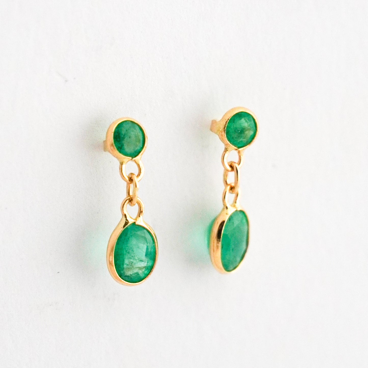 Aretes colgantes con Esmeralda en Oro 18K Amarillo