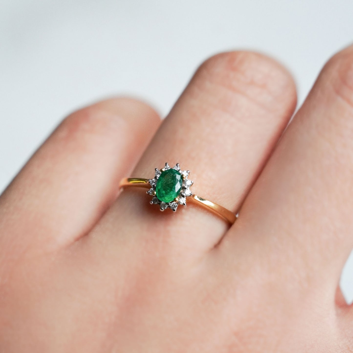 Anillo brillo imperial con esmeralda y diamantes naturales en Oro18k