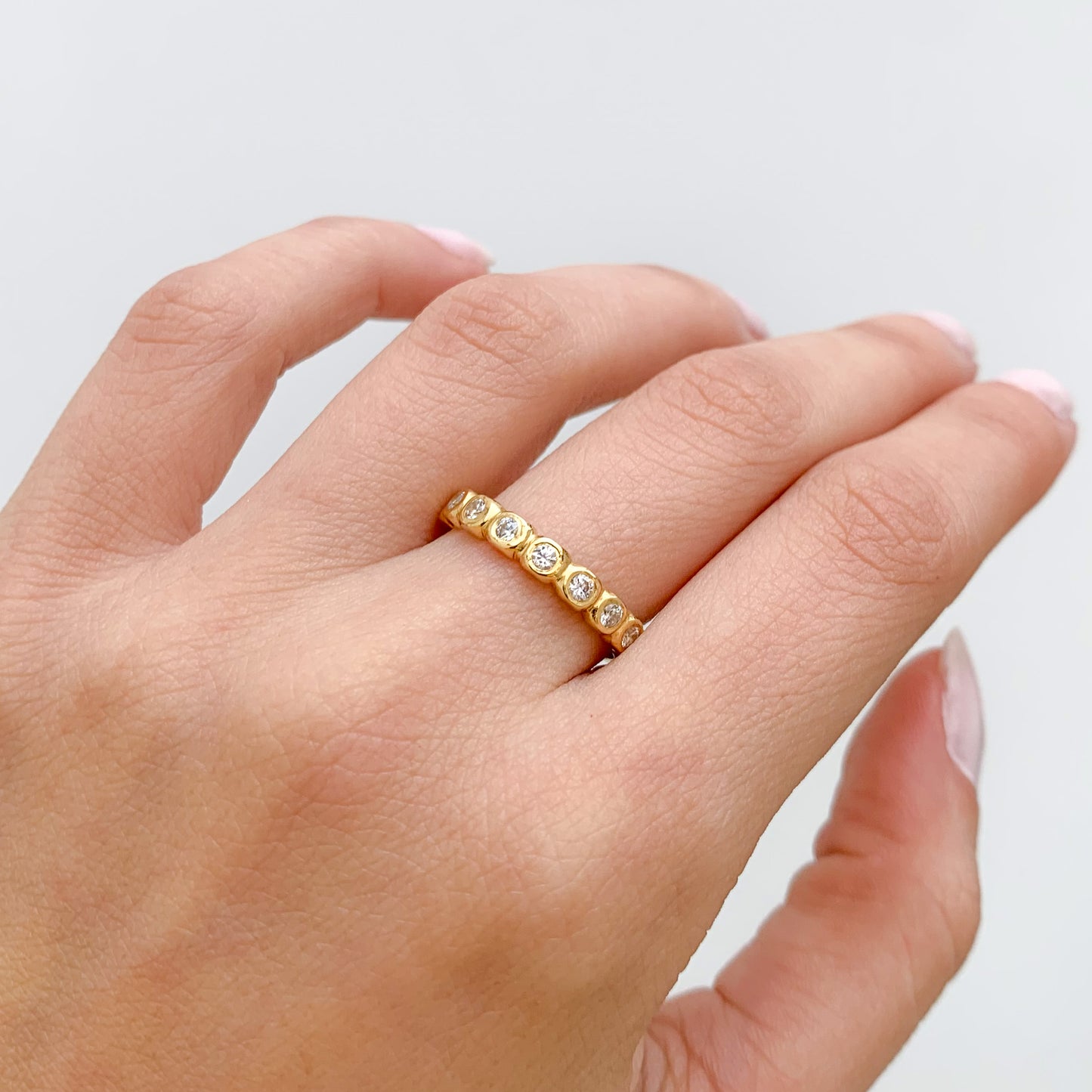 Anillo Medio Riviere Redondo en Oro 18K