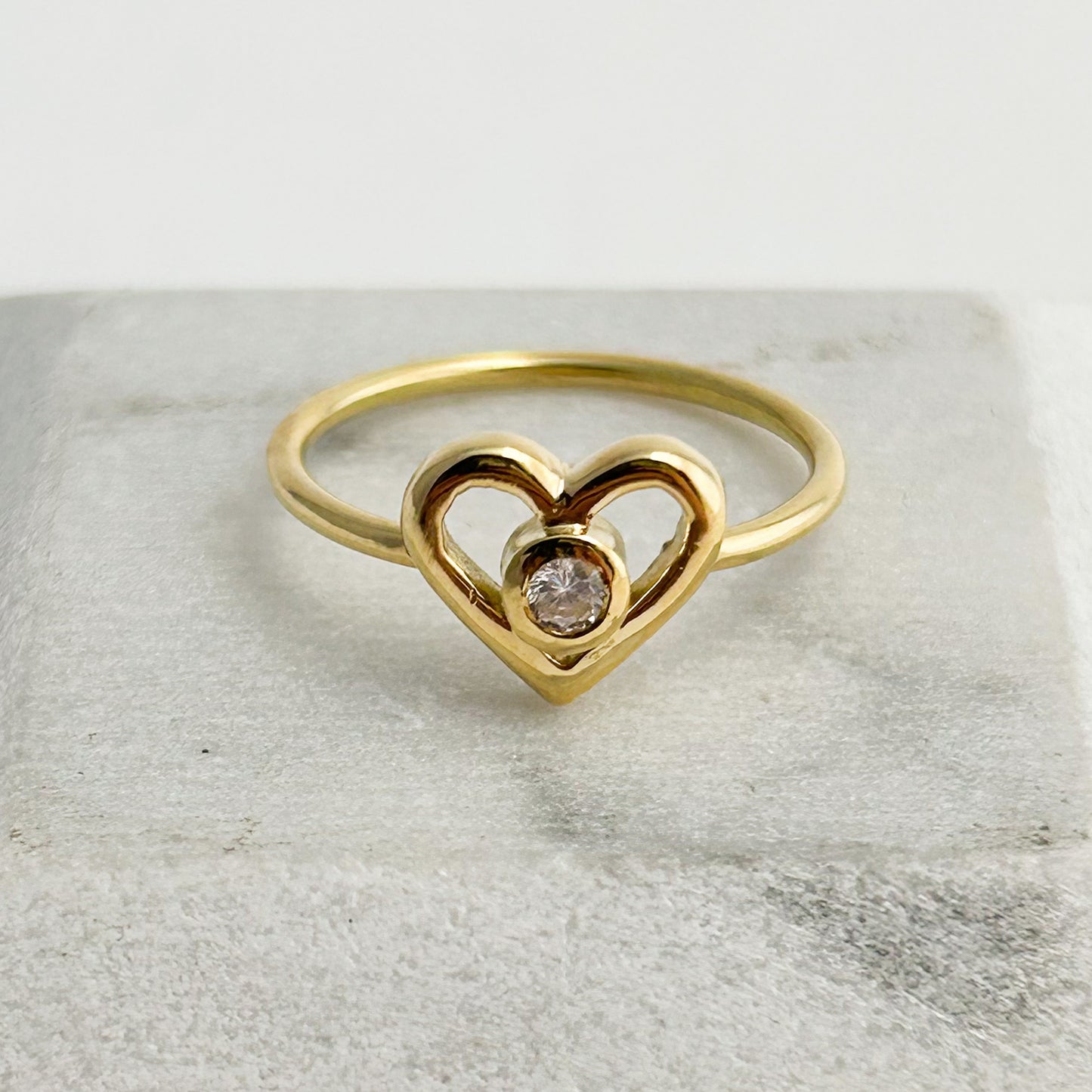 Anillo corazón calado con punto de luz oro 18k