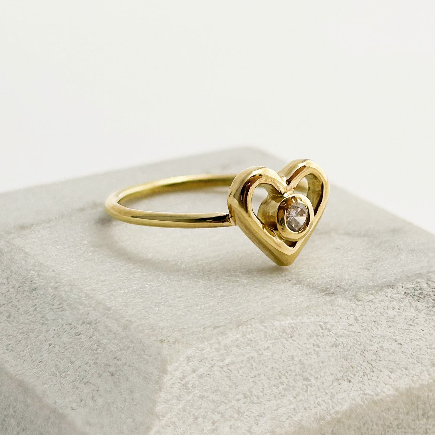 Anillo corazón calado con punto de luz oro 18k