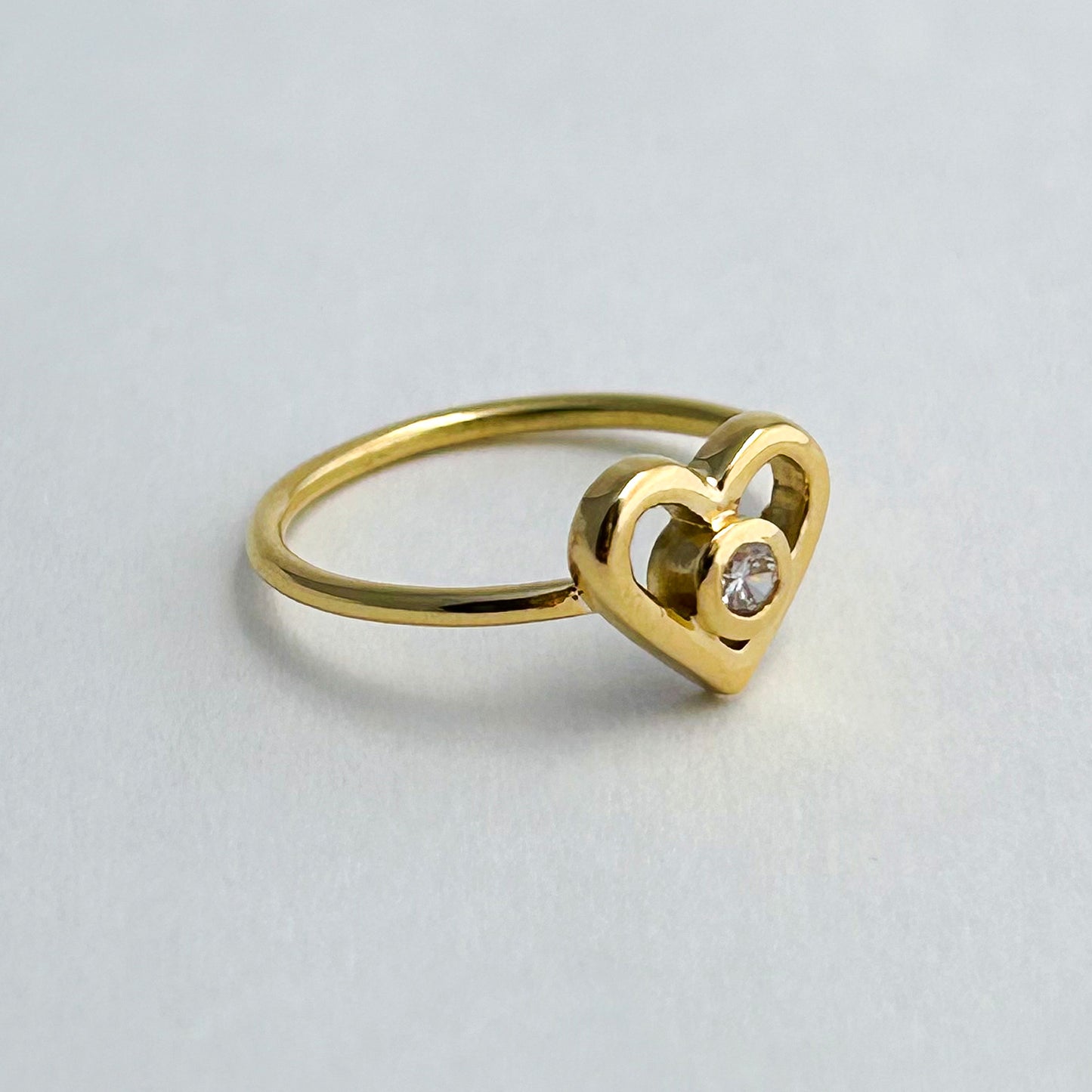 Anillo corazón calado con punto de luz oro 18k