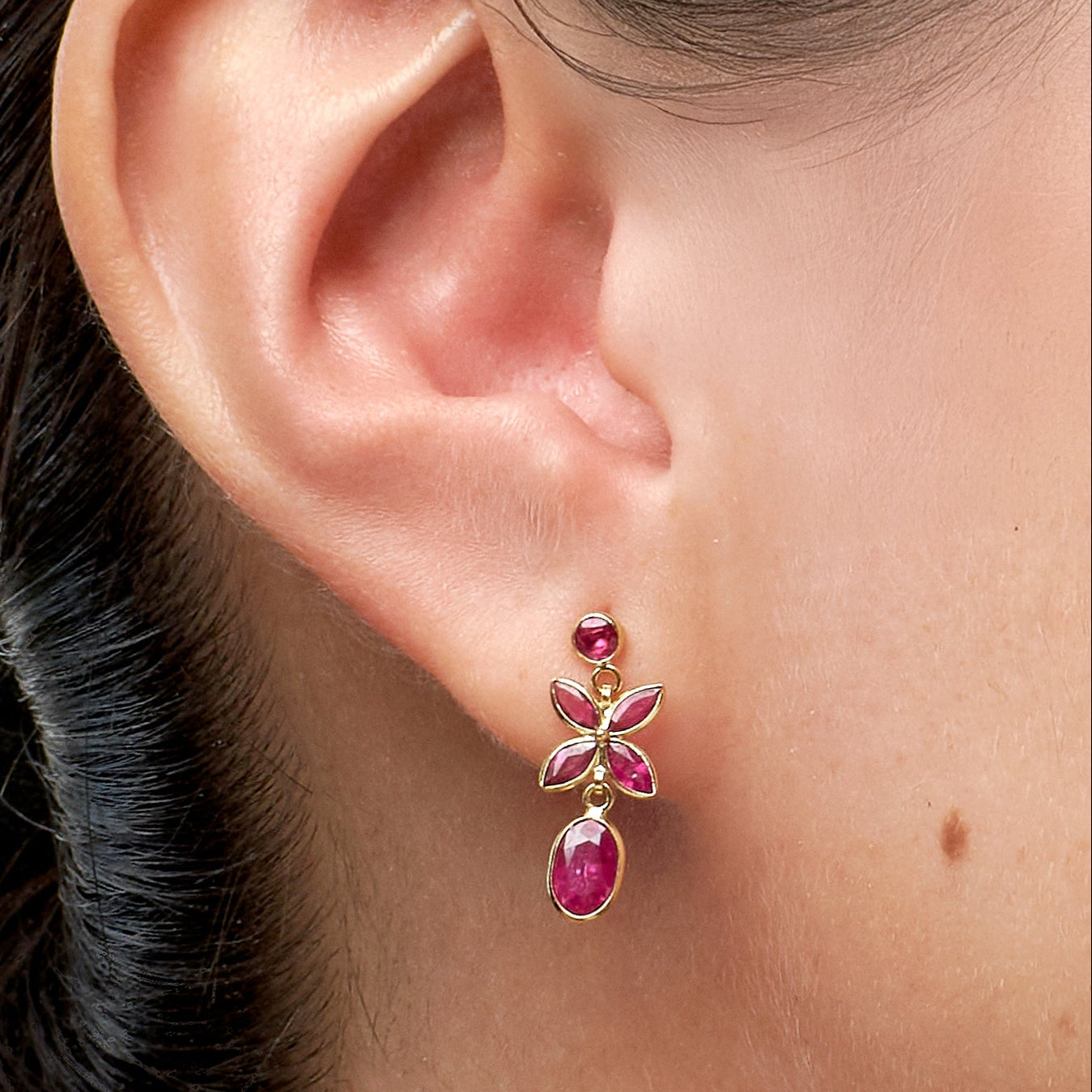 Aretes colgantes flor rubi en Oro 18K Amarillo