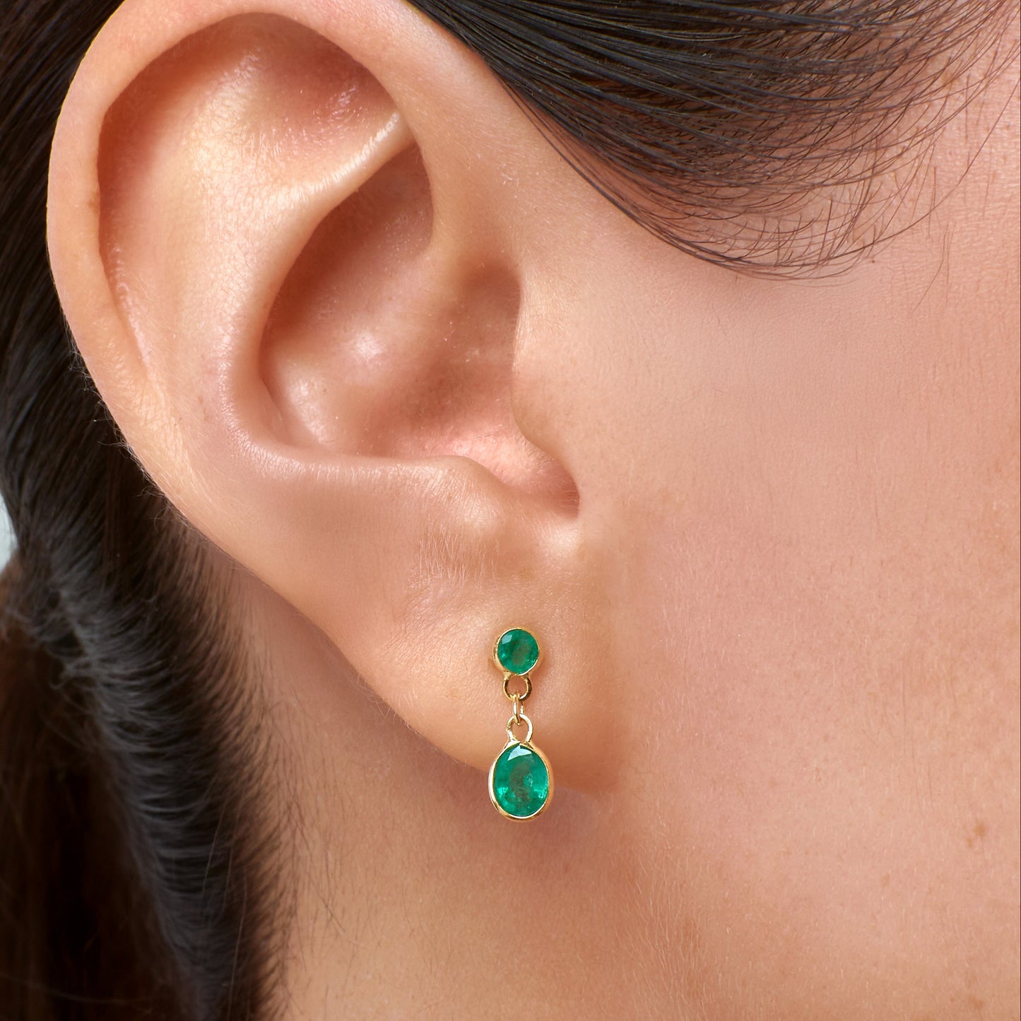 Aretes colgantes con Esmeralda en Oro 18K Amarillo