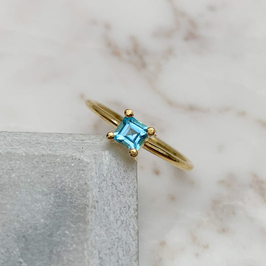 Anillo Sansa - Topacio azul cuadrada en Oro18k